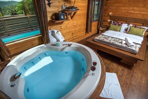 Chalet rustique Deluxe, 1 grand lit, non-fumeur | Baignoire à remous privée