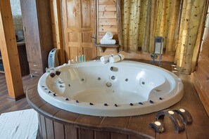 Superior Cabin, 1 Queen Bed, Non Smoking | Jetted bathtub