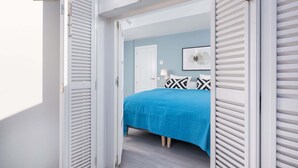 A bedroom with a bed, a door, and a window. - Merced IV - Penthouse apartment in Malaga (Málaga)