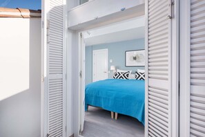 1 quarto, ferros/tábuas de passar roupa, berço de viagem