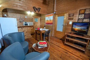 Familienchalet, 2 Schlafzimmer, Bergblick | Wohnzimmer | 32-Zoll-Flachbildfernseher mit Satellitenempfang, Fernseher