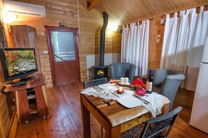 Family Chalet, 2 Bedrooms, Mountain View | In-room dining