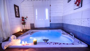 Family Chalet, 2 Bedrooms, Mountain View | Jetted bathtub