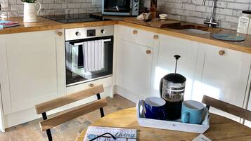 House | Private kitchen | Fridge, microwave, oven, stovetop