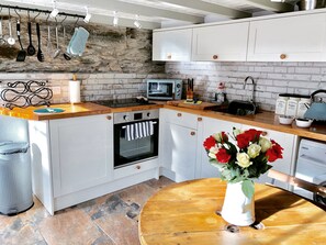 House | Private kitchen | Fridge, microwave, oven, stovetop