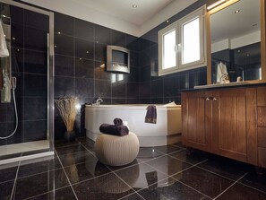 Villa luxueuse, 5 chambres, piscine privée | Salle de bain | Baignoire profonde, pomme de douche hydromassante