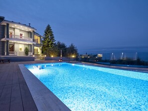 Seasonal outdoor pool, pool umbrellas, pool loungers - Mont Bleu Luxury Villa (Zakynthos)