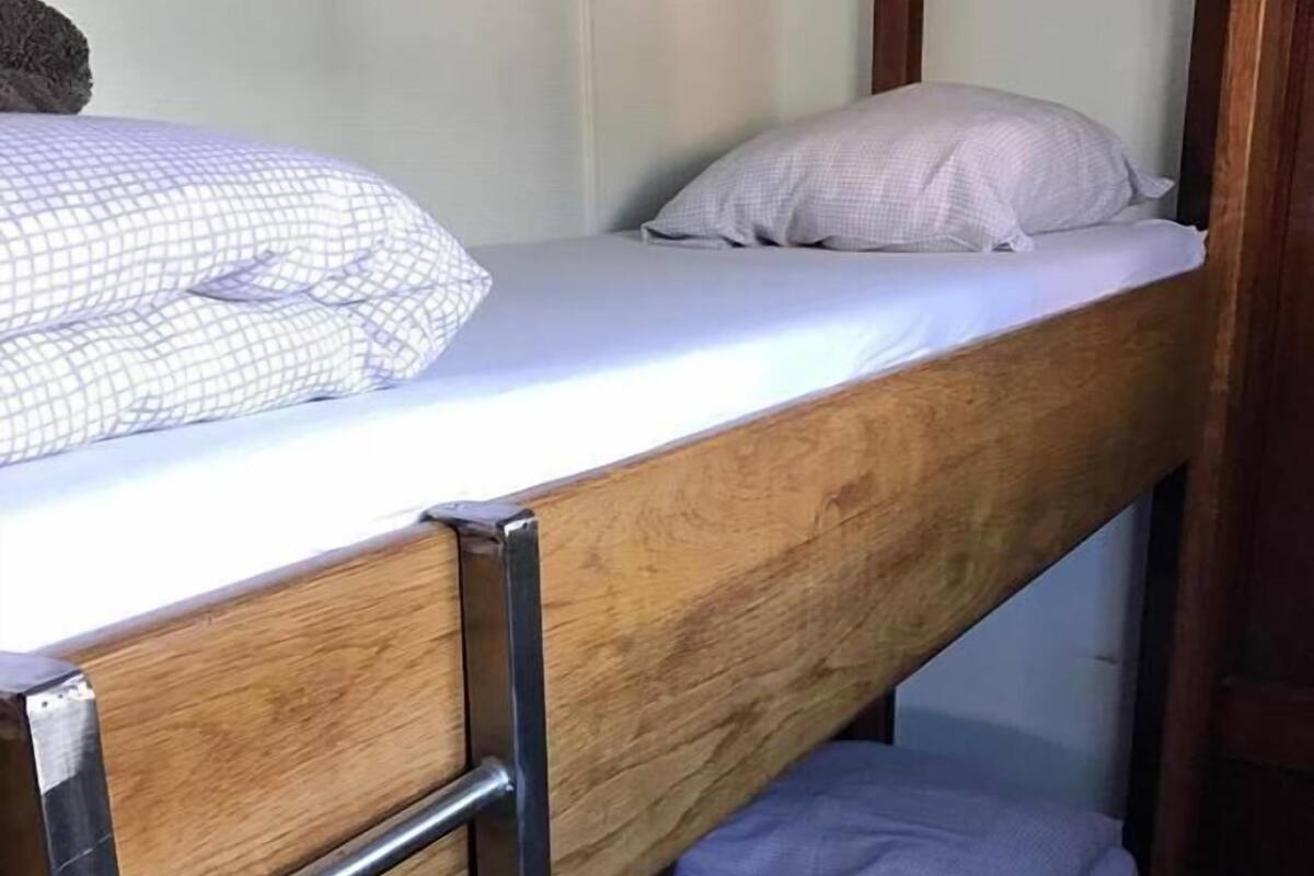 Tvåbäddsrum | Värdeförvaringsskåp på rummet, individuell inredning och unika möbler