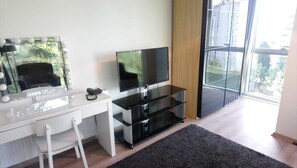 Luxury Studio Suite, 1 Queen Bed, Smoking, Partial Sea View | Living area - Fulya Rezidans (Istanbul)