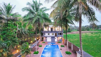 Hồ bơi ngoài trời