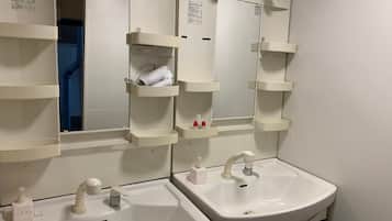 Family Quadruple Room | Bathroom | Shower, free toiletries, hair dryer, bidet