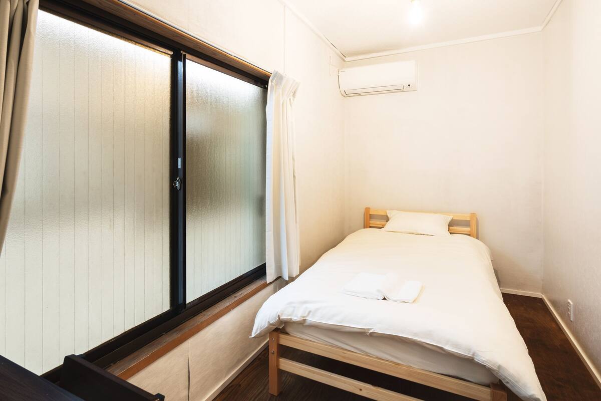 Laptop workspace, blackout drapes, WiFi (free), bed sheets