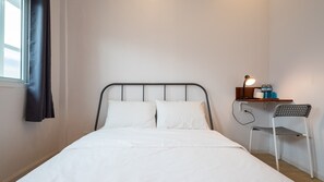 Desk, blackout curtains, iron/ironing board, free WiFi - Morn-Ing Hostel (Bangkok)
