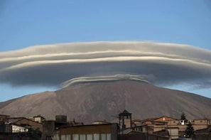 A mountain with a distinct cloud formation. - Villa Liliya (Fiumefreddo di Sicilia)