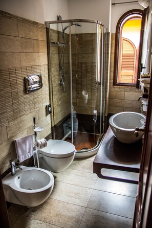 Classic-Doppelzimmer zur Einzelnutzung, Erdgeschoss | Badezimmer | Dusche, Regendusche, kostenlose Toilettenartikel, Haartrockner