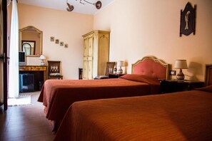 A hotel room with two beds, a wardrobe, a desk with a lamp, and a mirror. - Villa Liliya (Fiumefreddo di Sicilia)