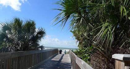 3 miles east of open beaches .Private Pool