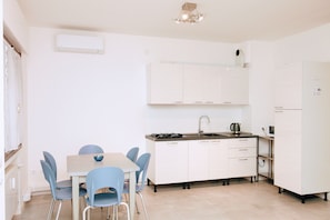 Fridge, stovetop, espresso maker, coffee/tea maker - Rosa Garden B&B (Mestre)