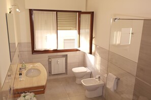 Habitació familiar, bany privat | Bany | Dutxa, capçal de dutxa tipus cascada i articles de tocador gratuïts 