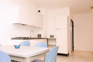 Fridge, stovetop, espresso maker, coffee/tea maker - Rosa Garden B&B (Mestre)