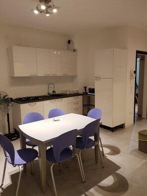 Kühlschrank, Herdplatte, Espressomaschine