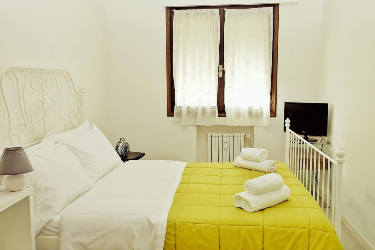 Deluxe Double Room, Private Bathroom | WiFi (free), bed sheets