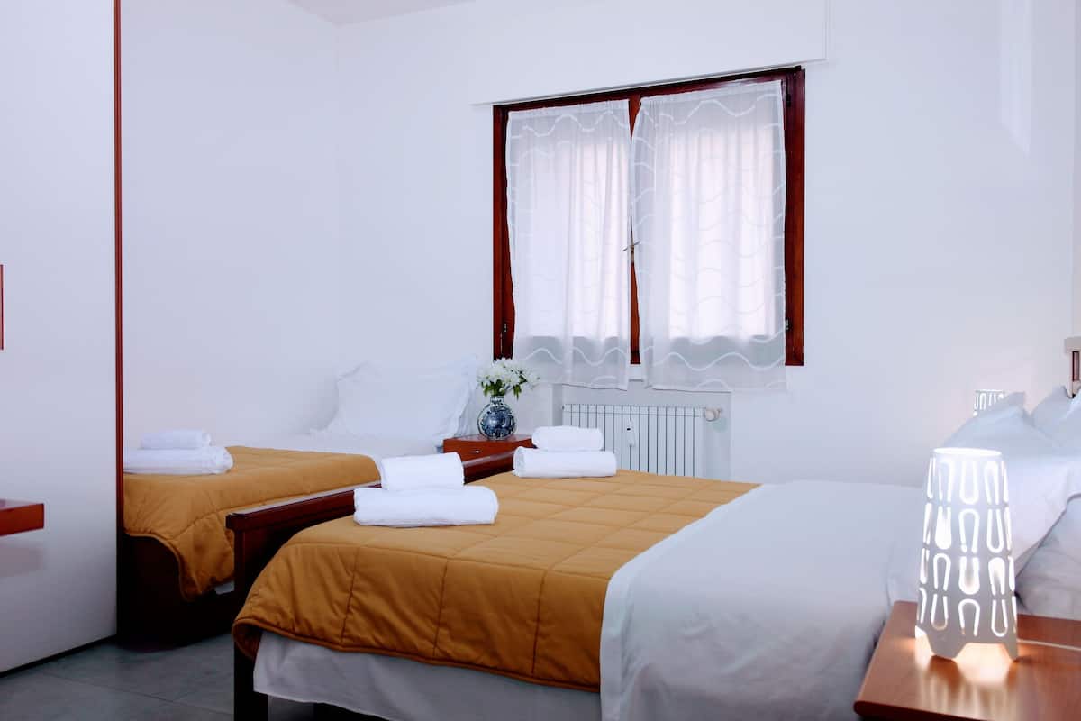 Triple Room, Shared Bathroom | WiFi (free), bed sheets