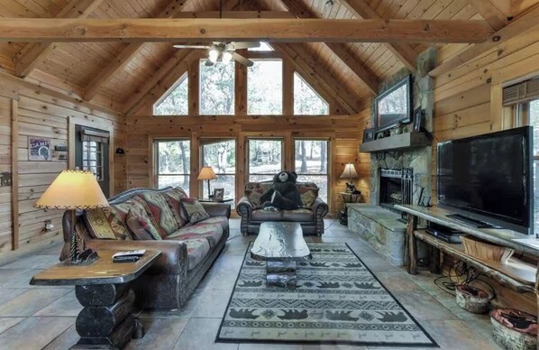 Living area - Cabin with a hot tub, near Table Rock Lake and Thunder Ridge Nature's Arena (Ridgedale)