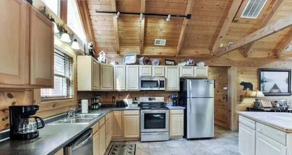 Cabin with a hot tub, near Table Rock Lake and Thunder Ridge Nature's Arena