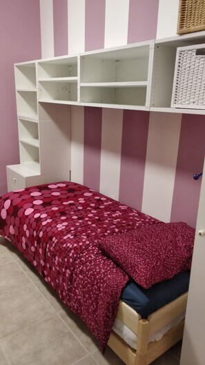 1 dormitorio, tabla de planchar con plancha, wifi y ropa de cama