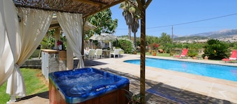 SA VINYETA Finca for 6 with Pool, Jacuzzi and Garden