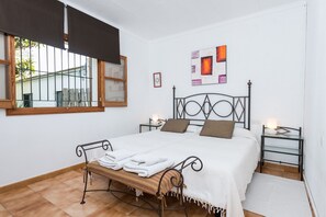 3 chambres, fer et planche à repasser, accès au Wi-Fi (inclus)