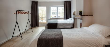 5 bedrooms, iron/ironing board, WiFi, bed sheets