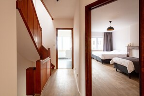 5 bedrooms, iron/ironing board, WiFi, bed sheets