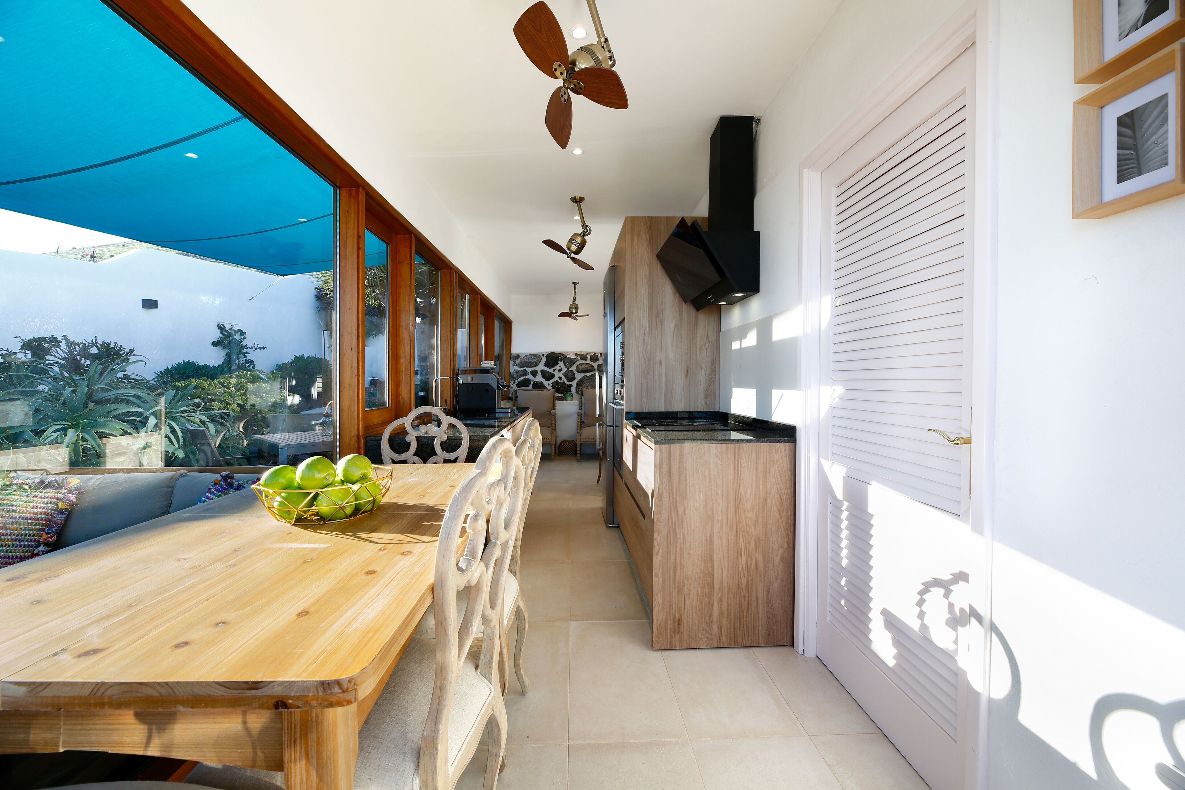 Une cuisine moderne avec des meubles en bois, un four encastré et un grand îlot central.