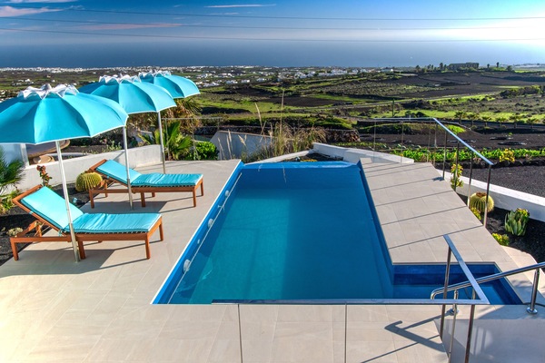 Views from the pool of 8km of coastline
and islands of Fuerteaventura and Lobos