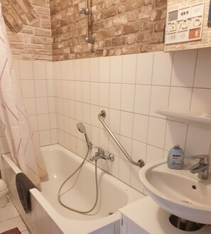 Haartrockner, Handtücher, Seife, Shampoo