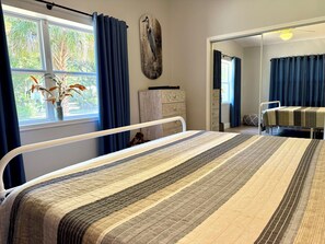 2 bedrooms, iron/ironing board, WiFi, bed sheets - WATERFRONT • Beautiful Inside and Out! Kayaker’s Paradise • Fishing • Manatees (Homosassa)