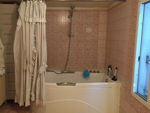 Haartrockner, Handtücher, Shampoo, Toilettenpapier