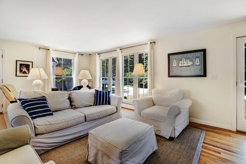 Walk to Village Bike to beach - AC, 4 BdRms 3 Full Baths, Sleeps 8: Immaculate!