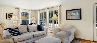 Walk to Village Bike to beach - AC, 4 BdRms 3 Full Baths, Sleeps 8: Immaculate!