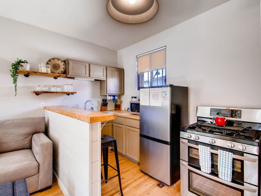 冷蔵庫、電子レンジ、オーブン、コンロ