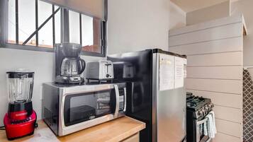 Køleskab, mikrobølgeovn, ovn, kogeplade