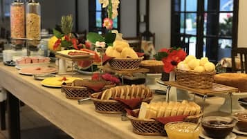 Café da manhã com buffet grátis todos os dias
