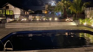 Indoor pool, open 9:00 AM to 9:00 PM, pool umbrellas, sun loungers - Ala Moana Pousada (Bombinhas)