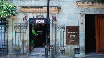 Vista frontal de la propiedad