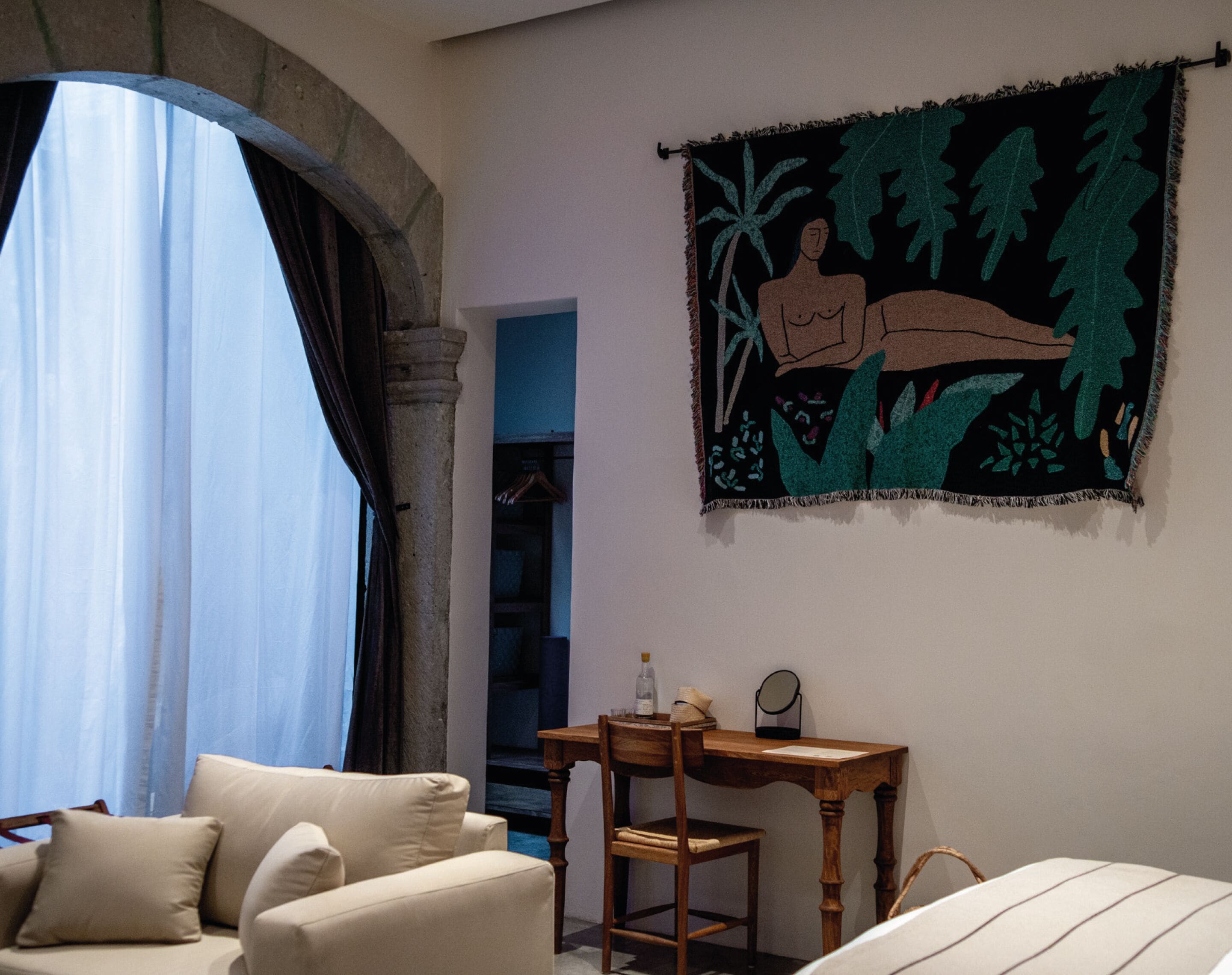 Antonieta Suite 5 | Premium bedding, in-room safe, desk, laptop workspace