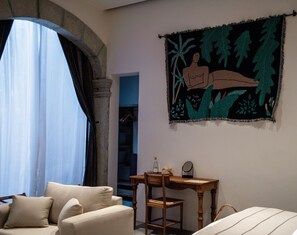 Ropa de cama de alta calidad y caja de seguridad en la habitación