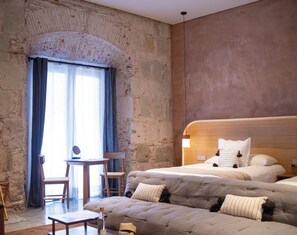 Ropa de cama de alta calidad y caja de seguridad en la habitación