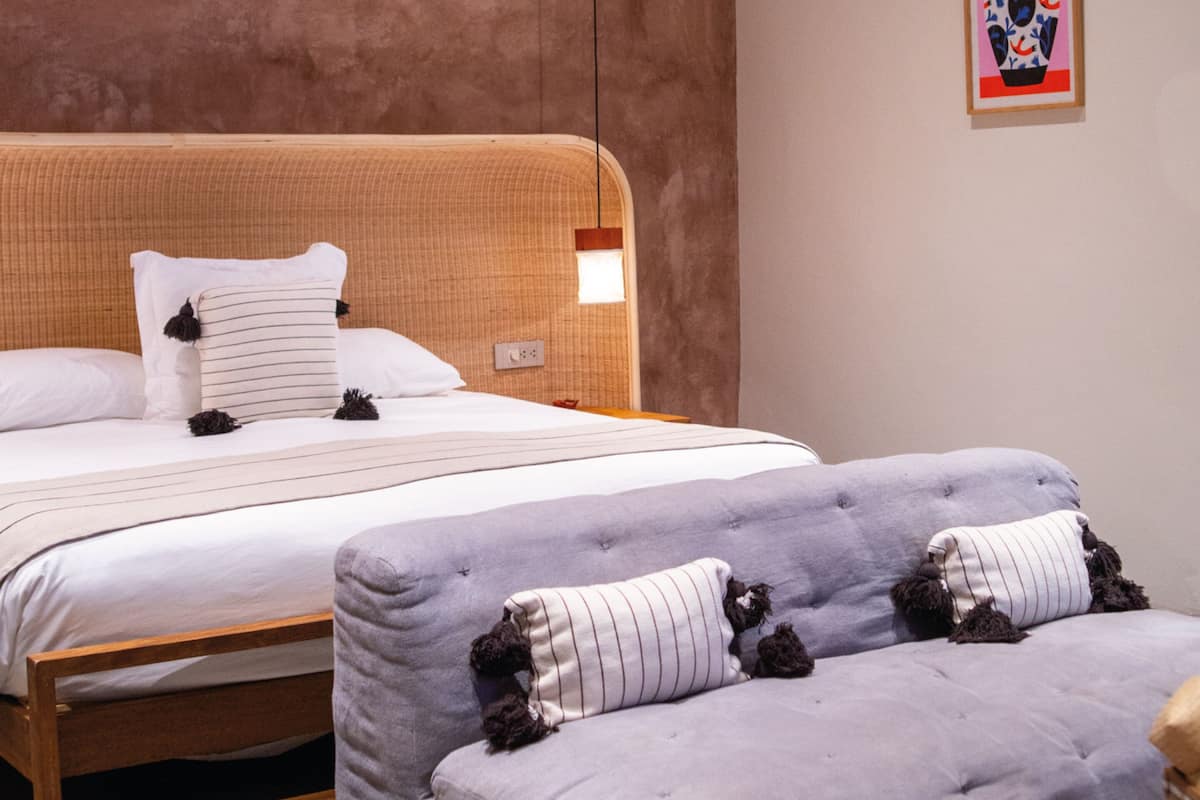 Antonieta Standard 2 | Luxe beddengoed, een kluis op de kamer, een bureau, een laptopwerkplek